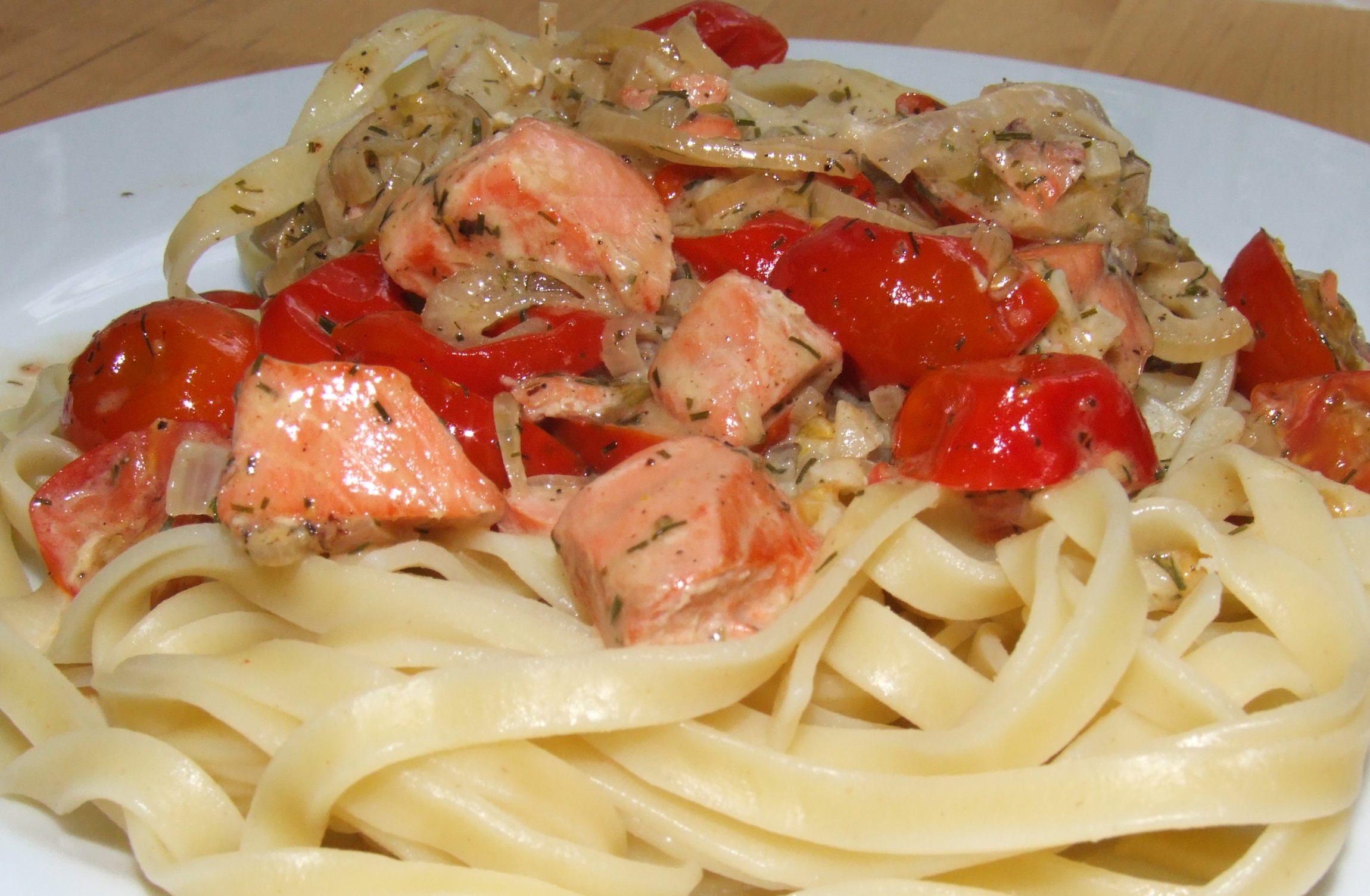 Tagliatelle mit Lachs in Tomaten-Sahne-Soße | Lotta - kochende Leidenschaft