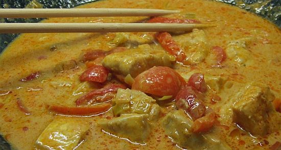 Rotes Fischcurry mit Paprika