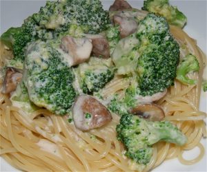 Spaghetti mit Käsesoße Champignons und Broccoli