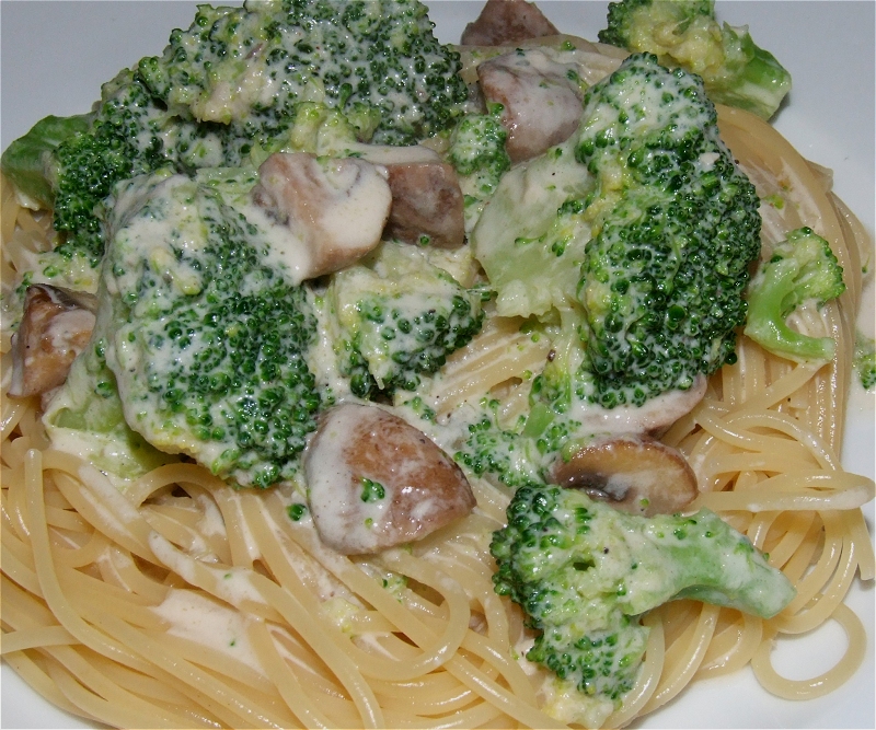 Spaghetti mit Käsesoße, Champignons und Broccoli | Lotta - kochende ...