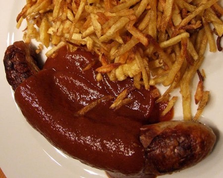 Foto: Currywurst mit Pommes frites
