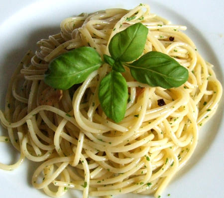 Spaghetti alio, olio e peperoncini