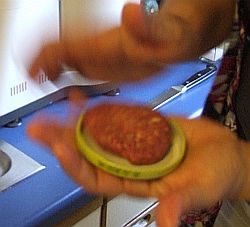 Portion Hamburgermasse im Twist-Off-Deckel
