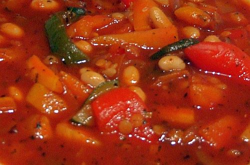 Tomaten-Paprika-Suppe mit weißen Bohnen und roten Linsen