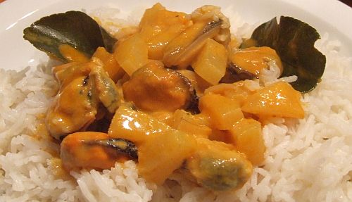 Rotes Thai-Ananas-Curry mit Muschelfleisch