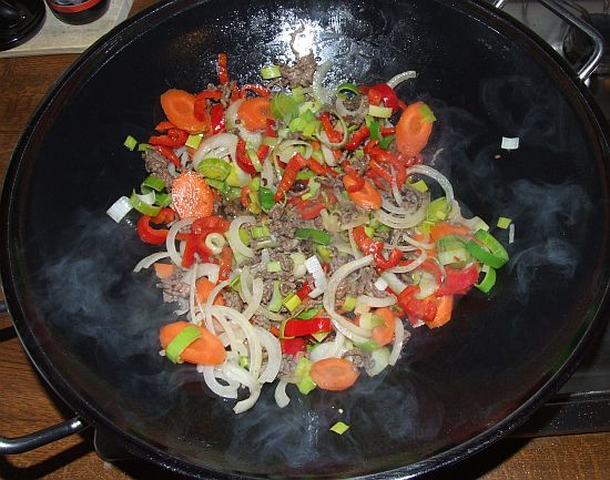 Gebratener Reis mit Rinderhack und Gemüse im Wok