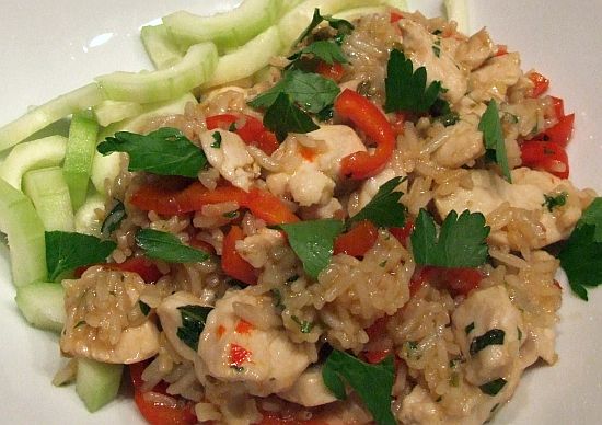 Gebratener Reis mit Huhn und Thai-Basilikum (Khao Pad Kra Prao Gai)