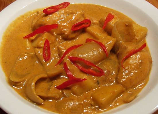 Hähnchen-Kartoffel-Kokos-Curry (Kaeng Kari)