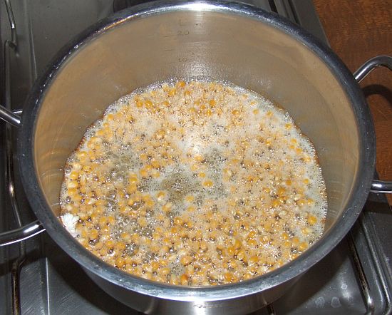 Popcorn hausgemacht (rohe Maiskörner im Butter-Öl-Gemisch)