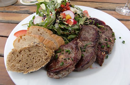 Rehkoteletts mit Ruccolasalat im Bürgelstollen (Kronberg)