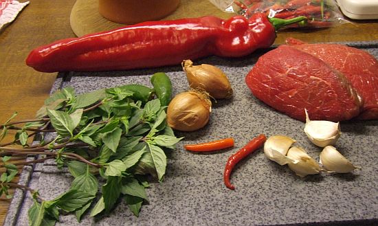 Zutaten für Hot Spicy Beef mit Paprika und Thaibasilikum