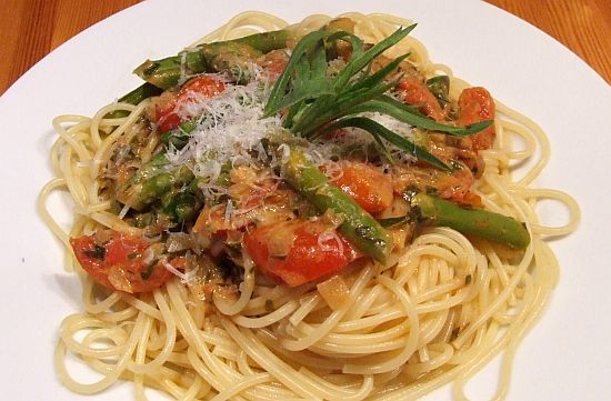 Pasta mit Spargel-Tomaten-Gemüse und Estragon