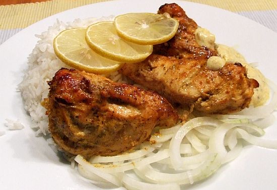Foto: Portion Tandoori-Chicken mit Reis und Joghurtsosse