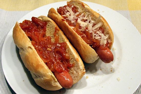 Foto: New-York-Hotdog mit Zwiebeln und Senf