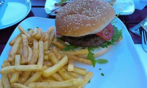 Foto: Hamburger mit Pommes im Restaurang "Terrassen am See"