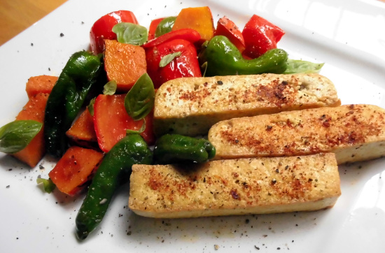 krosse Tofuschnitten mit Kürbis-Paprika-Gemüse