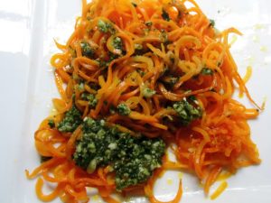 Karotten-Spirali mit radieschengrün-Pesto