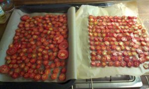 Foto: Getrocknete Tomaten selbstgemacht: fertig zum Trocknen