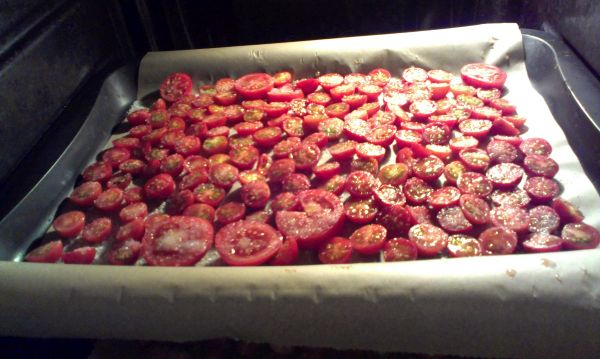 Foto: getrocknete Tomaten selbstgemacht: ab in den Ofen
